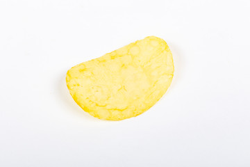 Patatina fritta su sfondo bianco