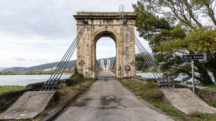 Le pont du Robinet relie la Drôme et l'Ardèche par dessus le Rhône