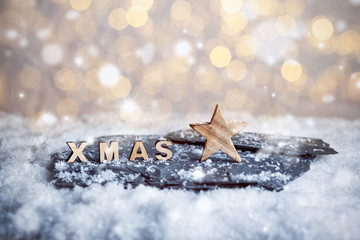 XMAS Holz Buchstaben und Stern im Schnee