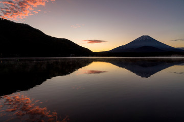 朝の精進湖より富士山