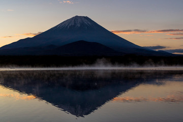 Fototapeta na wymiar 朝の精進湖より富士山