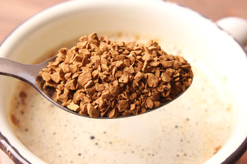  Put instant coffee in a cup. Flavored coffee