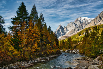 Fototapeta na wymiar The river in the valley, autumn ladscape