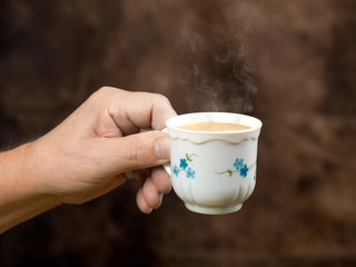 tasse de café chaud tenu dans la main
