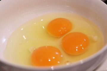 生卵 3つの黄身	