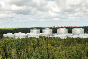 Obraz premium Large white industial tanks for petrol and oil.Crude oil and petroleum products storage terminal