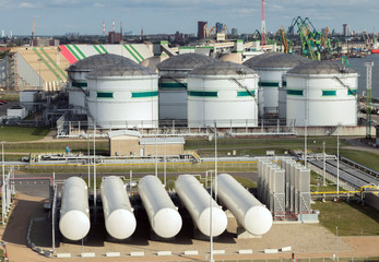Liquefied natural gas(LNG) distribution station-LNG cisterns and oil terminal