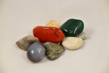 jaspis, przepiękny kamień, powstający z minerałów - kwarcu i chalcedonu