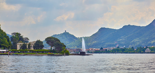 Hafeneinfahrt bei Como mit Fontana di Villa Geno