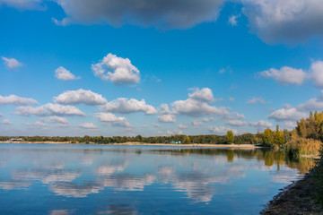 Wunderschöne Spiegelung im Wasser des Cospudener Sees bei Leipzig