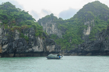 Fototapeta na wymiar Ha long Bay, Vietnam