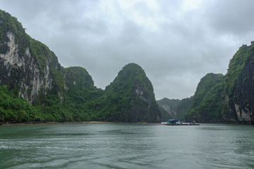 Fototapeta na wymiar Ha long Bay, Vietnam