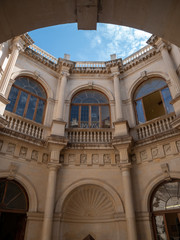 Obraz premium Old Greek building with columns and open roof