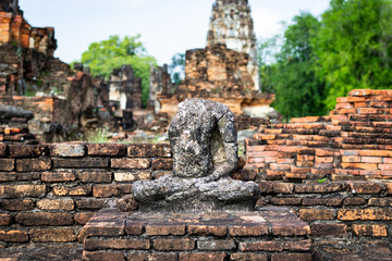 Fototapeta na wymiar Ancient buddha statue