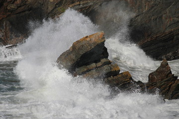 Vagues s'écrasant sur des rochers - Finistère