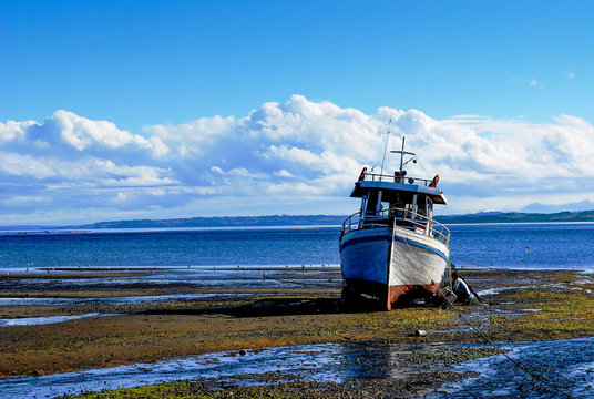 Barca encallada en la playa de Isla de Chilo&eacute;