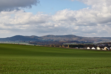 Fototapeta premium Berge Wiese Mittelgebirge Wolken