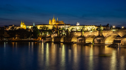 Obraz na płótnie Canvas Prague castle with Charles bridge in the night