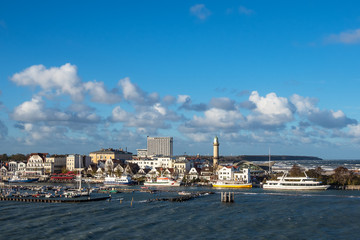 Blick auf den Leuchtturm und Teepott in Warnemünde