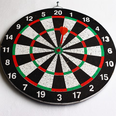 Obraz premium Close up shot red dart arrow on center of dartboard