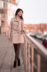 Obraz premium Confident business woman on a modern office building background