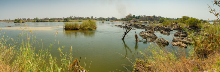 Obraz premium wilde Fluss Landschaft von Cubango /Okavango in der Nähe von Rundu, Panorama, Region Region Kavango-Ost, Namibia