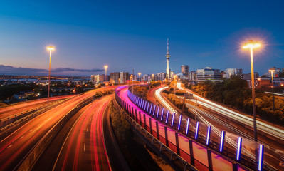 Plakat Auckland City evening Shot on the bridge with lights of buildings and traffic, New Zealand