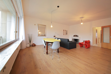 salon salle à maanger d'un petit appartement rénové 