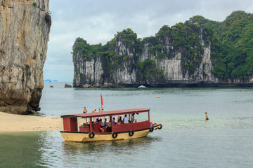 Fototapeta na wymiar boat at an island in ha long bay, vietnam