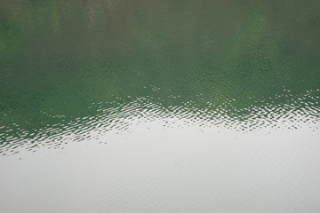 Lebendige Wasseroberfläche am Kerið – Kratersee im Süd-Westen Islands © tina7si