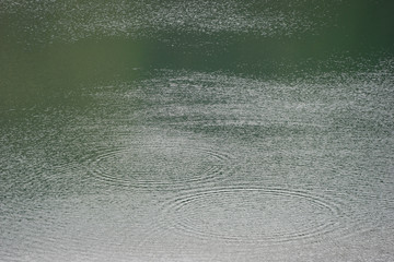 Lebendige Wasseroberfläche am Kerið – Kratersee im Süd-Westen Islands © tina7si