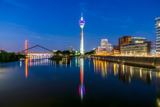 Skyline Dusseldorf at night