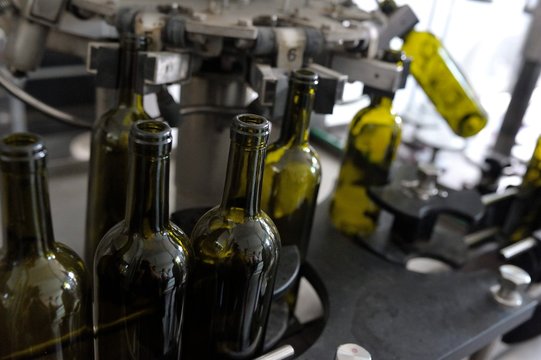 cha&icirc;ne d'embouteillage pour le vin en bouteille bordelaise