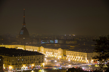Fototapeta na wymiar Skyline notturno di Torino