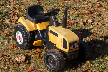 Tracteur à pédales pour enfant dans un jardin