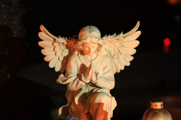 Piękna figurka anioła na grobie w nocy. - obrazy, fototapety, plakaty