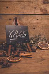 Xmas Tafel auf Holz mit Weihnachtsdekoration - Variante 3