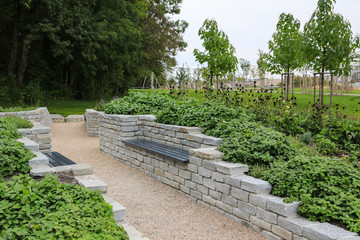 Moderner Garten- und Landschaftsbau: Gehweg und Mauern aus Natursteinen mit integrierten...