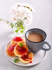 Cottage cheese fritters with jam