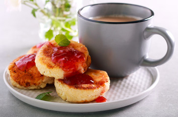 Cottage cheese fritters with jam