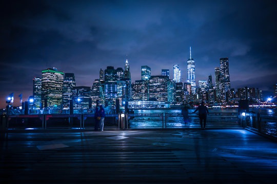 マンハッタンとブルックリンブリッジの夜景と人々