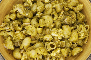Assiette de pâtes coquillettes