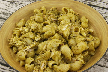 Pâtes coquillettes dans un bol