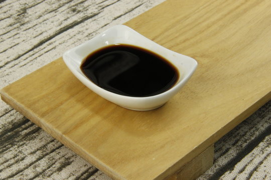 Sauce soja sur un plateau en bois