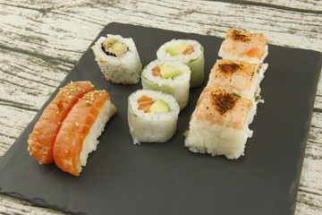 Plateau de sushi et maki sur une ardoise