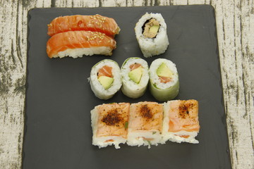 Plateau de sushi et maki sur une ardoise