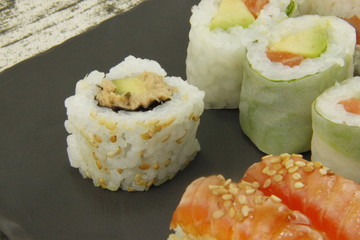 Plateau de sushi et maki sur une ardoise