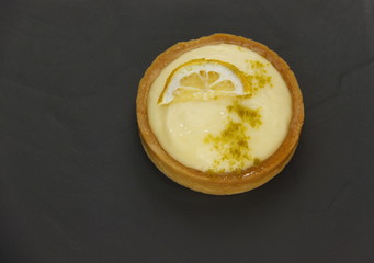 Tarte au citron sur une ardoise