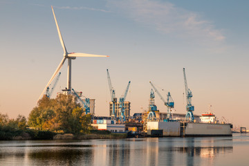 Bremerhavener Werft mit Windrad bei Sonnenuntergang