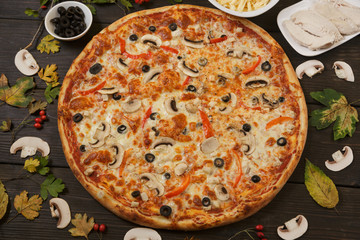 Pizza with chiken and mushrooms.